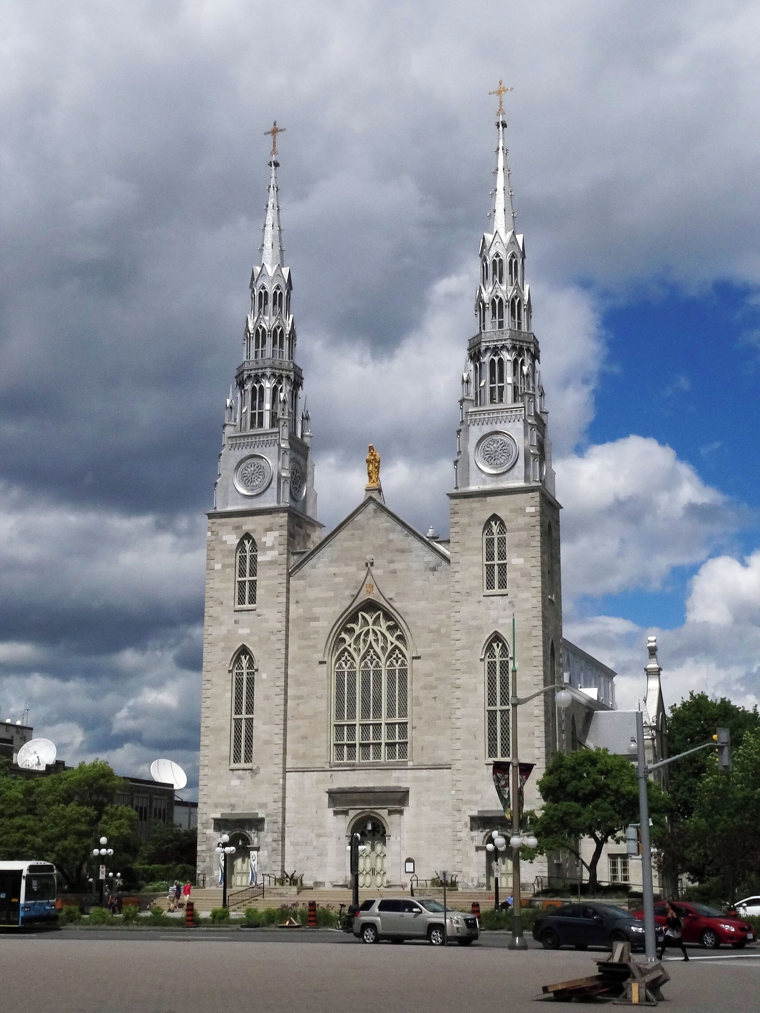 #Ottawa #Canada #Cathedral #Catedral #Notredame

Sente-se uma paz muito grande no interior desta catedral maravilhosa. Destaque para os vitrais, o altar e o teto azul repleto de estrelas. Atravessando a rua encontramos uma enorme aranha (The Mamam) de Louise Bourgeois e a Galeria Nacional do Canadá.

You feel a great peace inside this wonderful cathedral. Highlight for the stained glass windows, the altar and the blue ceiling filled with stars. Across the street you can find a huge spider (The Mamam) by Louise Bourgeois and the National Gallery of Canada.
