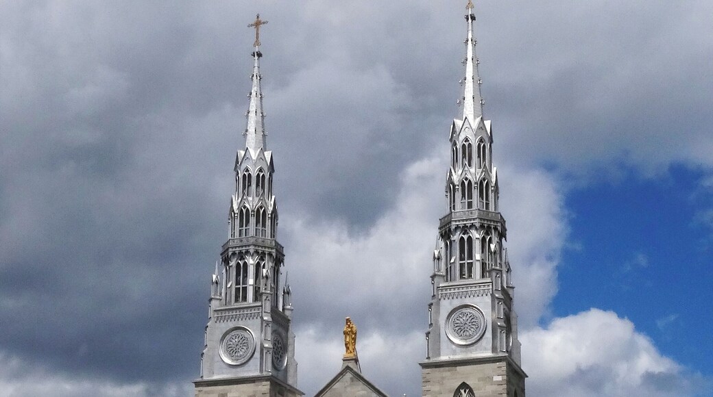 #Ottawa #Canada #Cathedral #Catedral #Notredame
Sente-se uma paz muito grande no interior desta catedral maravilhosa. Destaque para os vitrais, o altar e o teto azul repleto de estrelas. Atravessando a rua encontramos uma enorme aranha (The Mamam) de Louise Bourgeois e a Galeria Nacional do Canadá.
You feel a great peace inside this wonderful cathedral. Highlight for the stained glass windows, the altar and the blue ceiling filled with stars. Across the street you can find a huge spider (The Mamam) by Louise Bourgeois and the National Gallery of Canada.