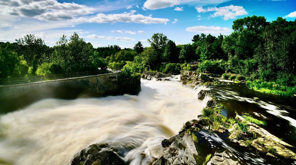 Prince of Wales Falls (Hog's Back Falls), Where Rideau River and World heritage site - Rideau Canal meet in south of Canadian capital - Ottawa.
#TakeAHike #Ontario #Canada #Ottawa #Outdoor #Summer #Waterfalls #river
