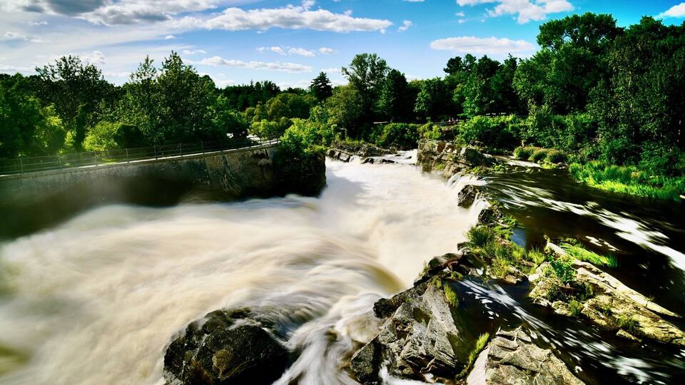Prince of Wales Falls (Hog's Back Falls), Where Rideau River and World heritage site - Rideau Canal meet in south of Canadian capital - Ottawa.
#TakeAHike #Ontario #Canada #Ottawa #Outdoor #Summer #Waterfalls #river