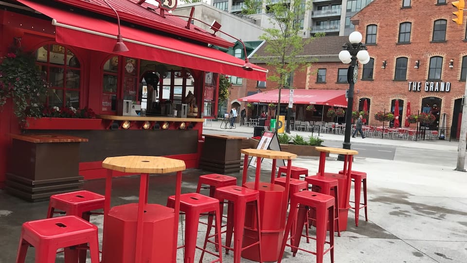 Byward Market is a center of activity in town. Farmers market, resto, cafes, and this corner with the famous beavertails