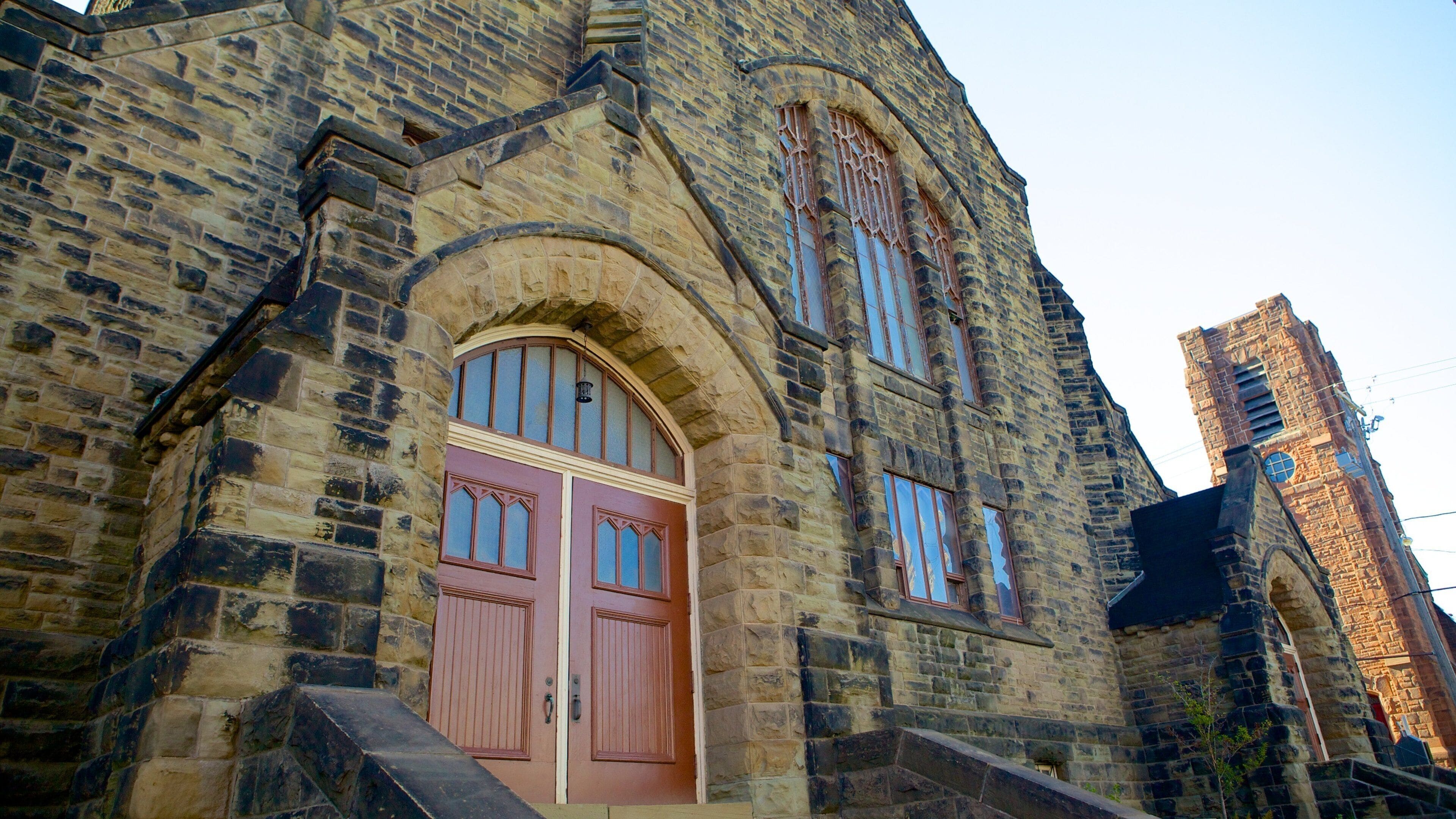 Moncton que incluye una iglesia o catedral