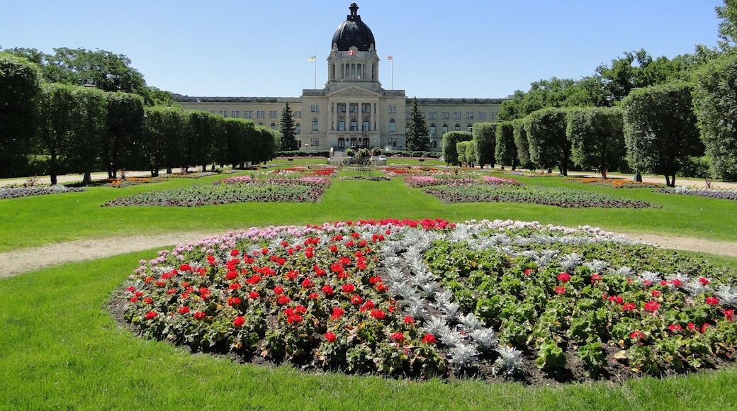 Cross country trip across Canada from Edmonton to Winnipeg managed to stop by Regina for a quick photo opportunity of the Legislative building.