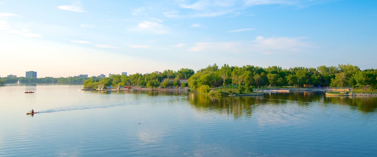 Regina mit einem Kajak- oder Kanufahren und See oder Wasserstelle