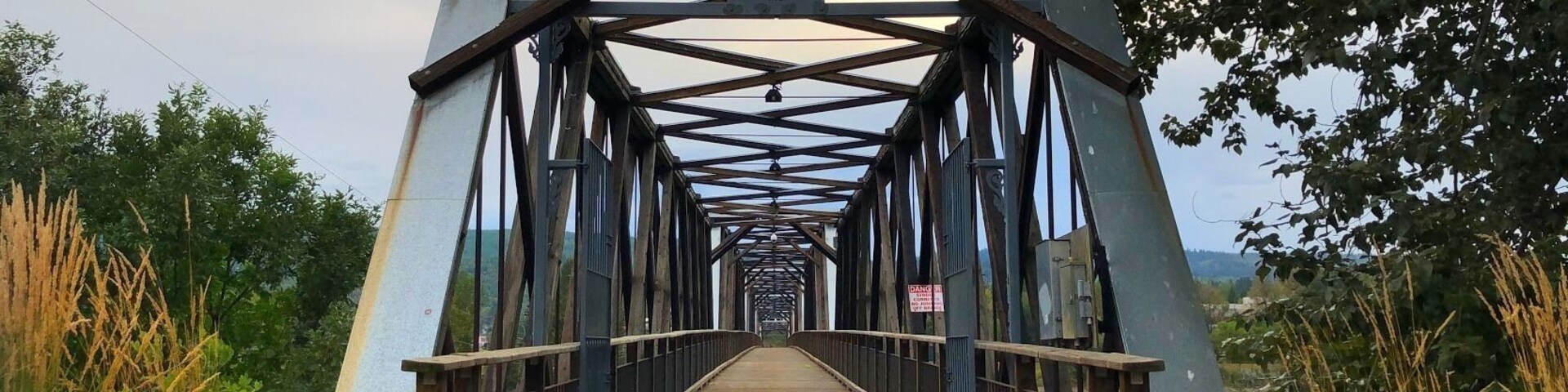 Un puente peatonal con un cartel que indica que es solo para peatones.