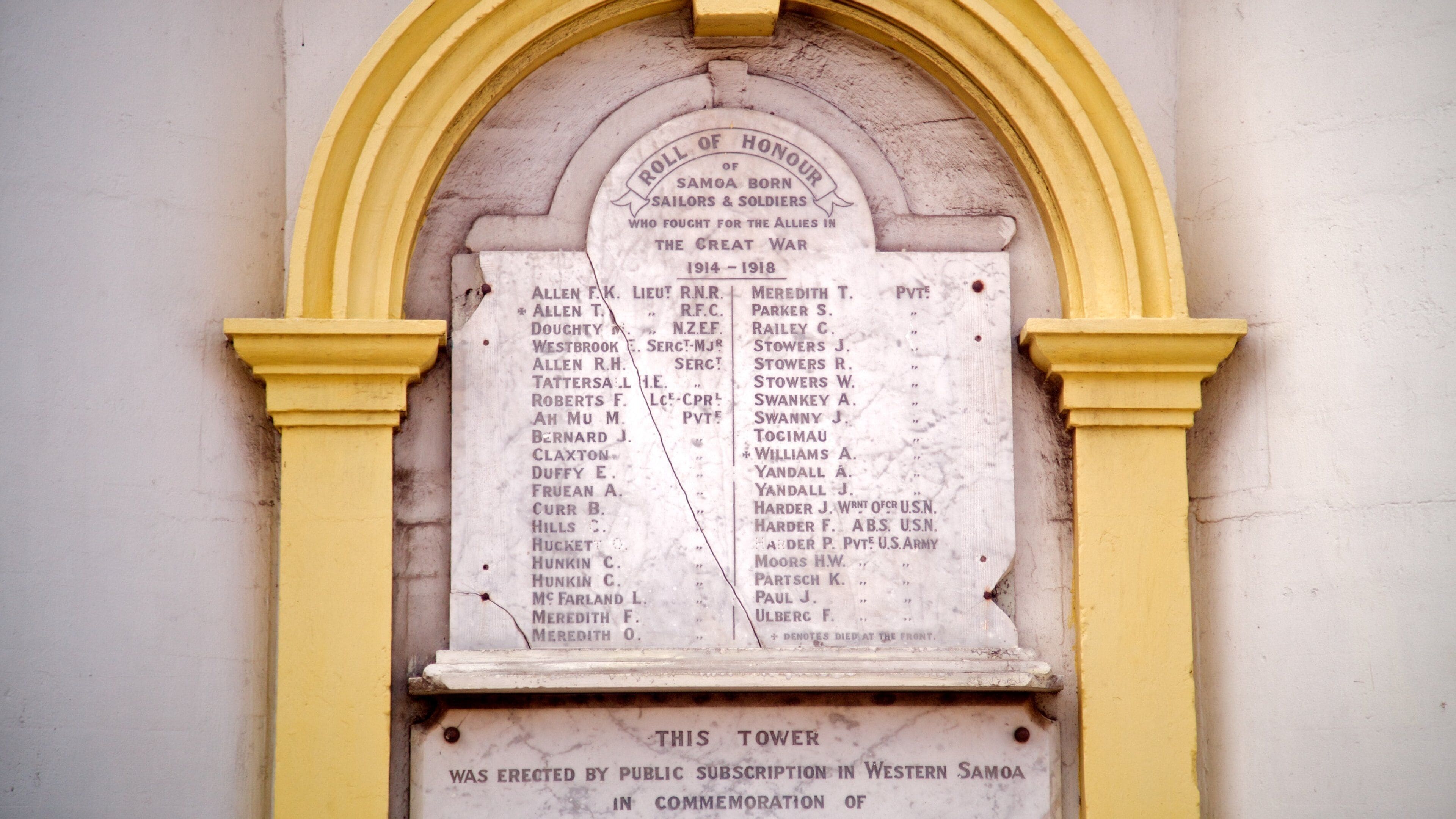 Apia featuring signage and a memorial