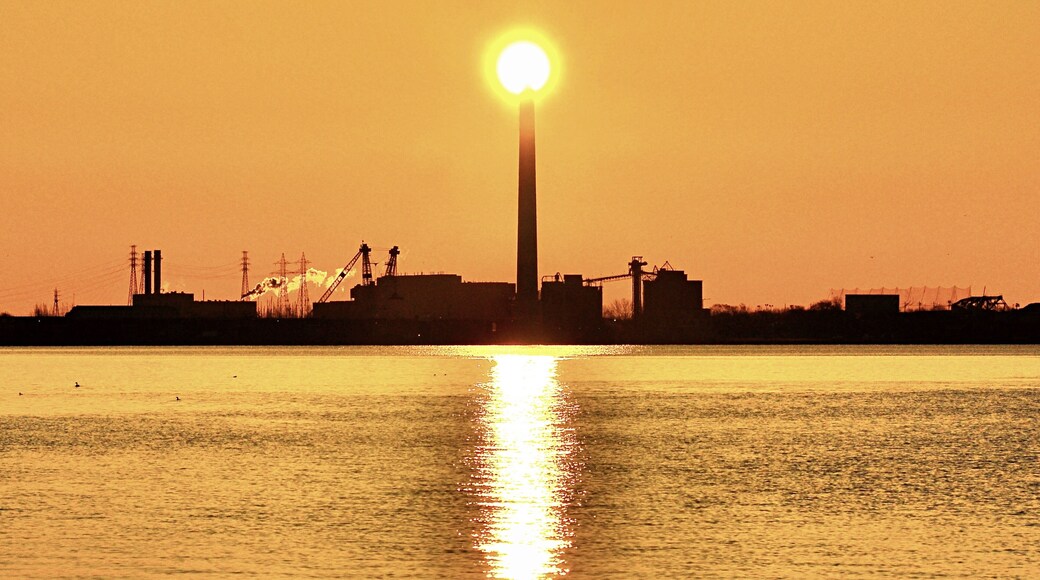 Sunrise at the Port of Toronto, Ontario, Canada.
Toronto is an inland city, but it’s also a port city where locates on the north shore of Lake Ontario, one of the five Great Lakes of North America.
#Canada #Toronto #port #sunrise #reflection #LakeOntario #GreatLakes #golden