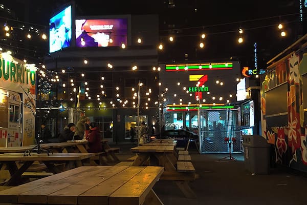 đ #architecture #building #architexture #city #buildings #cities #architecturelovers #nightphotography #archilovers #architectureporn #night #streetphotography #archidaily #canada #toronto