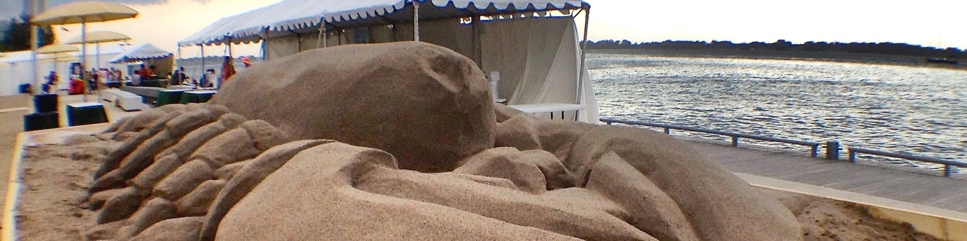 Located in Toronto's Inner Harbour, this unique park includes a long sand Urban Beach extending along the water's edge, stationary yellow shade umbrellas and Muskoka chairs. Stylized as HTO, the name is word play between the chemical element of water, H2O, and the common abbreviation for Toronto, TO.
#Toronto #Canada #Ontario #beach #sandsculpture #Harbourfront #BeachTips