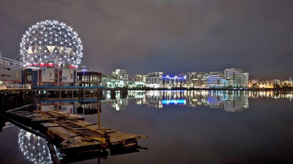 It is hard to describe the False Creek. It is a combination of green areas like a park with perfect grass, paths to run or ride a bike, beautiful docks with ships and kayaks, amazing bars and beautiful condos. The entire extension of the False Creek and the parks surrounding it are some of my favorite parts of Vancouver.
Near the end of False Creek you'll find Science World, BC Place, and Rogers Arena. Very common to see dragon boat practices occuring.
#Reflections