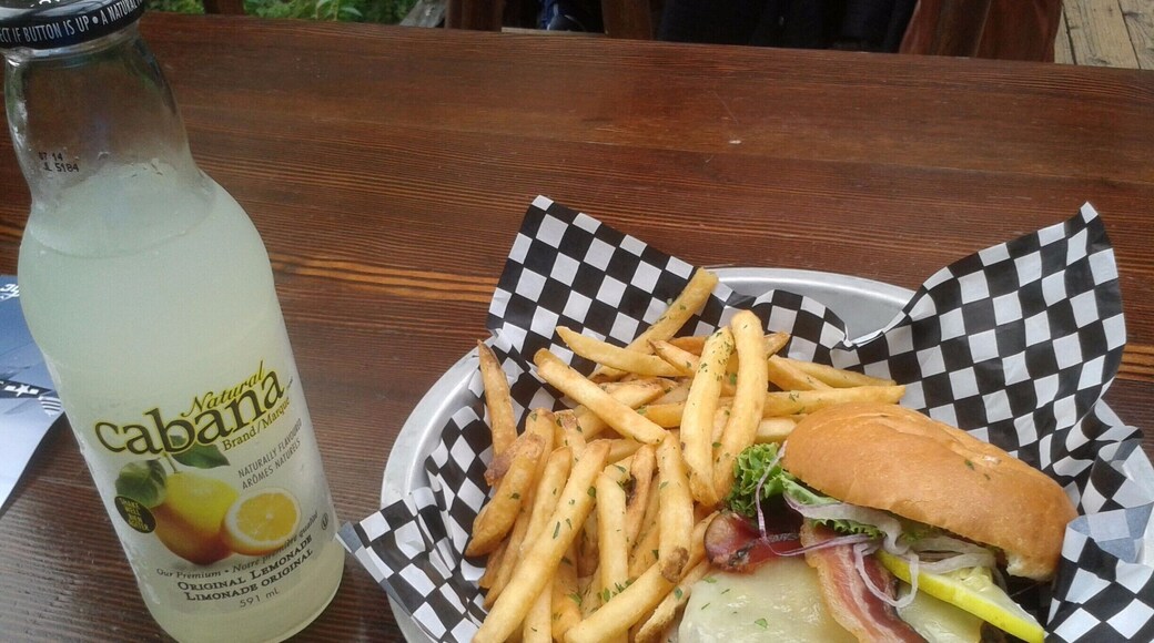 #FoodieFinds , great view across the bridge , and great food . what more do you want .