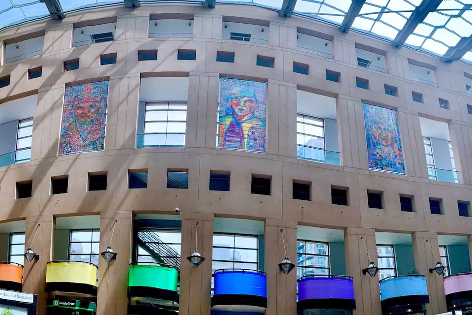 Um edifício moderno com teto de vidro e janelas de vitrais coloridos.