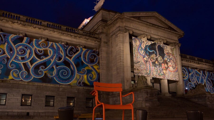 Outside the Vancouver Art Gallery!
