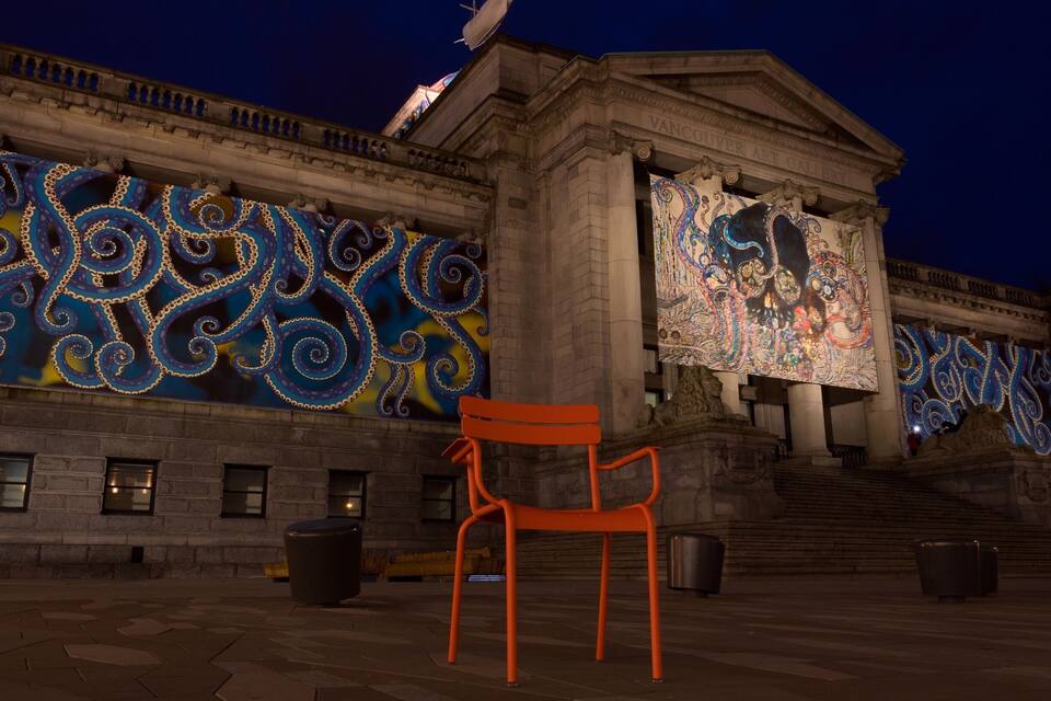 Un edificio con un murale e una statua.