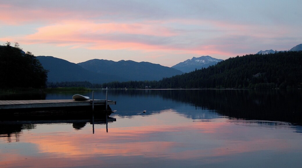 Alpha Lake in Whistler BC is an awesome swimming lake. It's easy to get to by car or bike. #roadtrip #GoldenHour #WeekendGetaway #AquaTrove