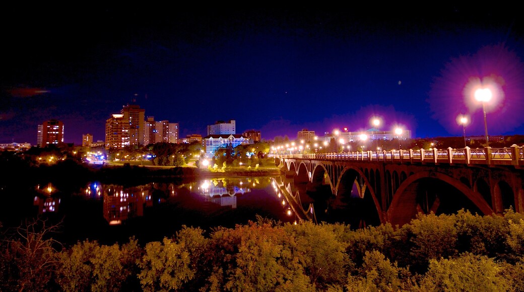 Saskatoon montrant pont, scĂšnes de nuit et ville