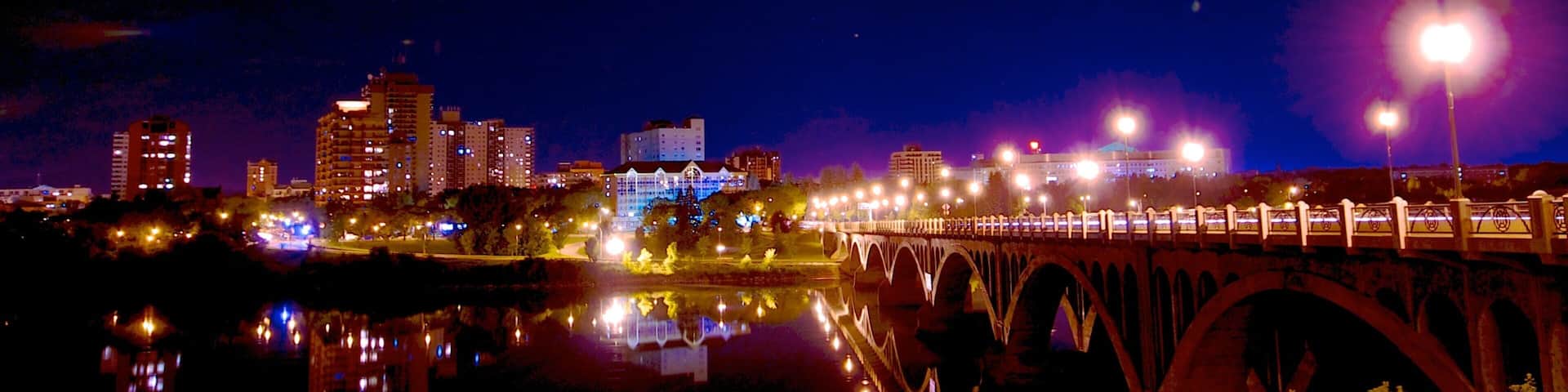 Saskatoon montrant pont, scĂšnes de nuit et ville