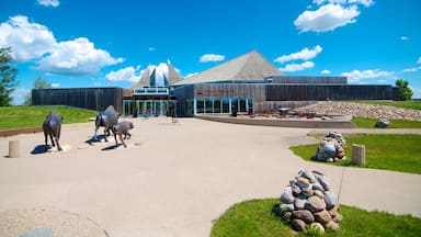 Saskatoon featuring a statue or sculpture and a park
