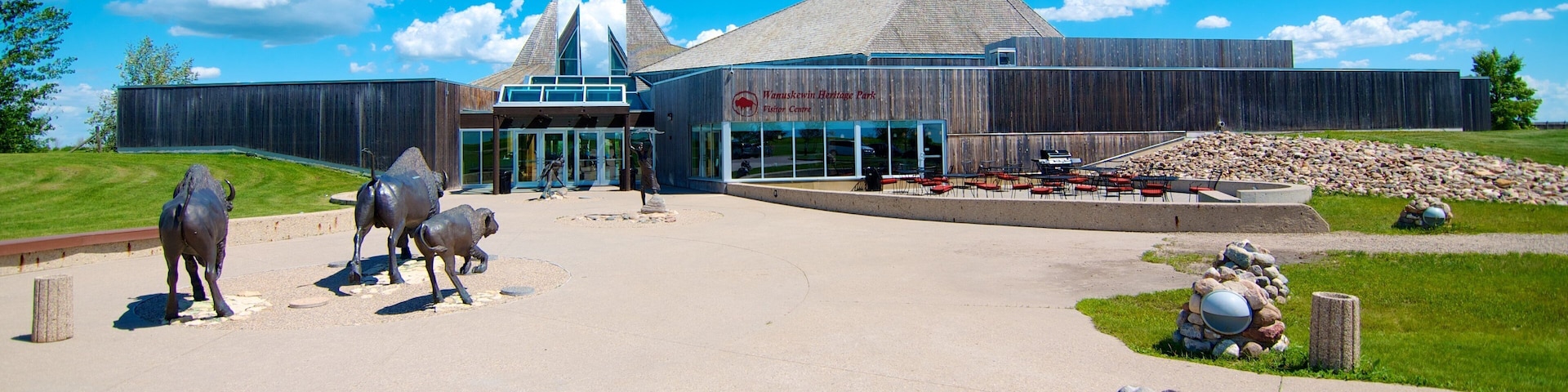 Saskatoon que incluye jardín y una estatua o escultura