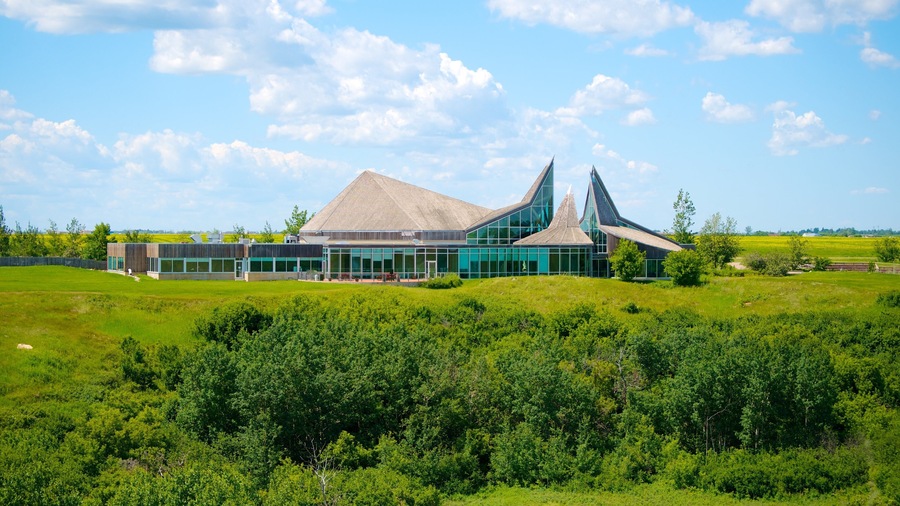 Saskatoon som viser hage og historisk arkitektur