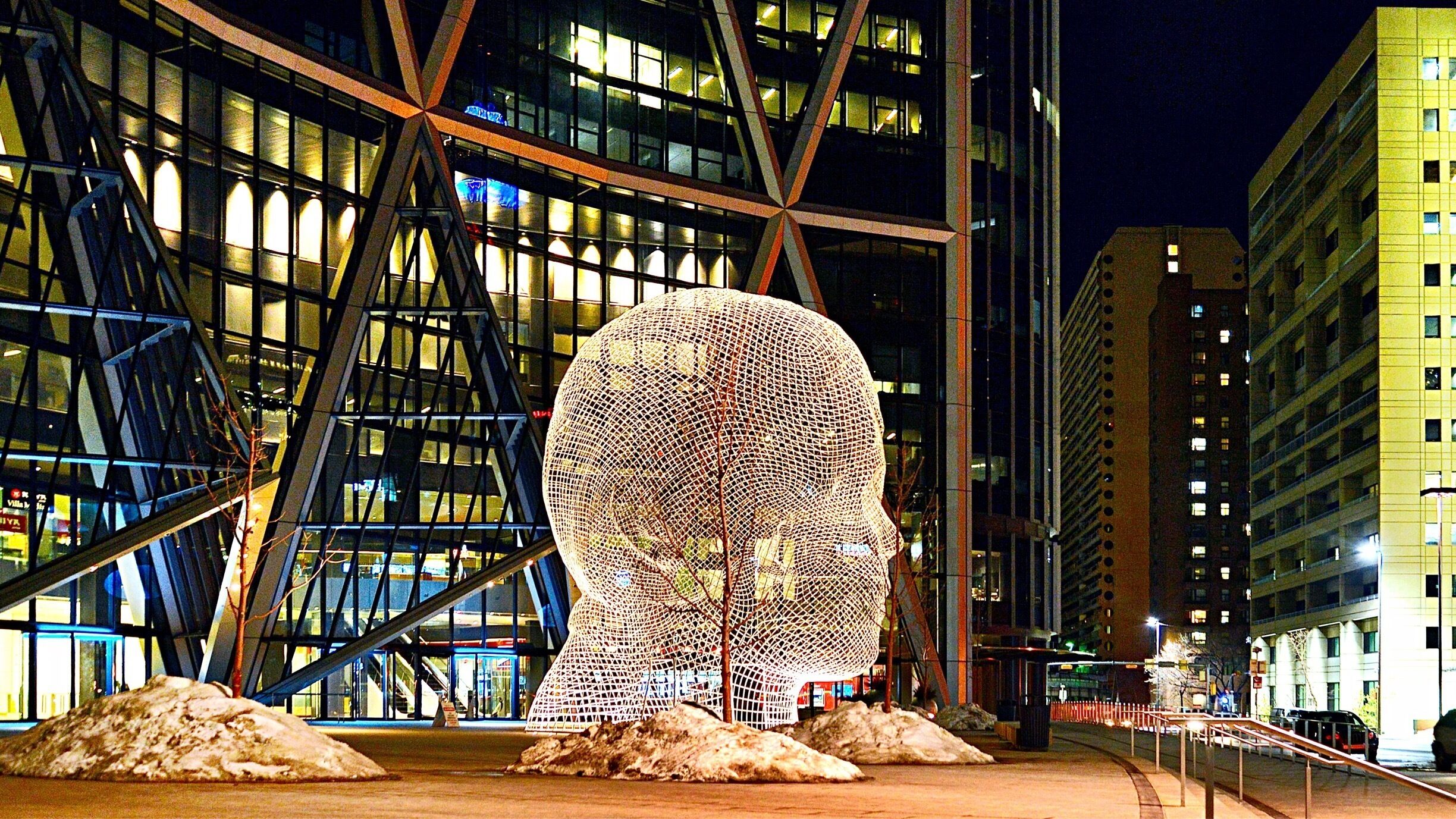The 12 metre tall, bent-wire-mesh head of a young girl called “Wonderland” was created by Spanish sculptor Jaume Plensa, it’s one of the world’s foremost sculptures now locals in the plaza outside The Bow building in Calgary, the fourth-largest City in Canada.
#Canada #Calgary #sculpture #TheBow #golden