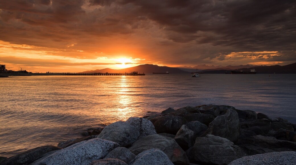 Catching sunset in the coast of Vancouver. Stumbled upon this beautiful place while wondering!
#Golden