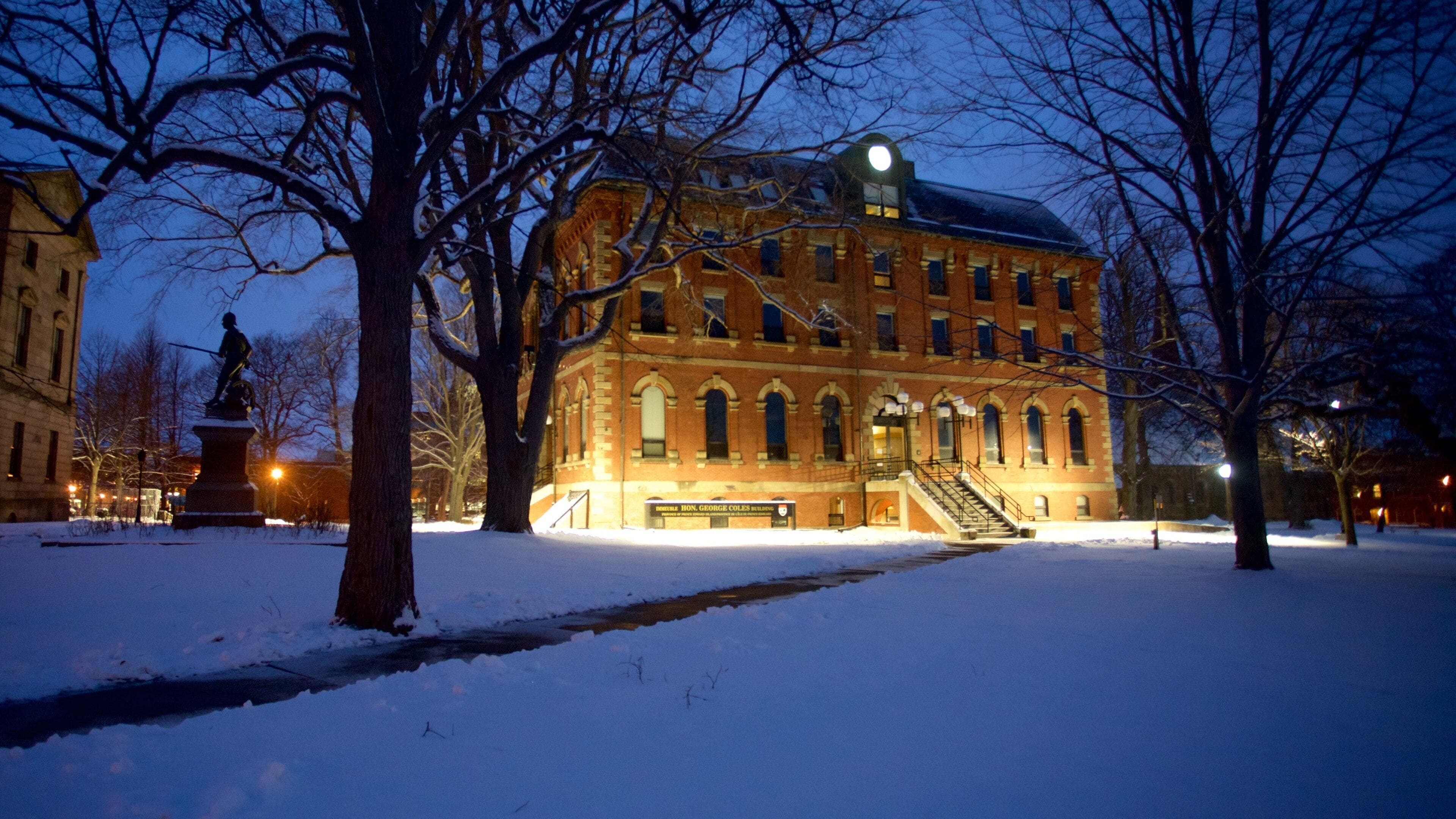 Charlottetown que incluye escenas de noche, una casa y nieve