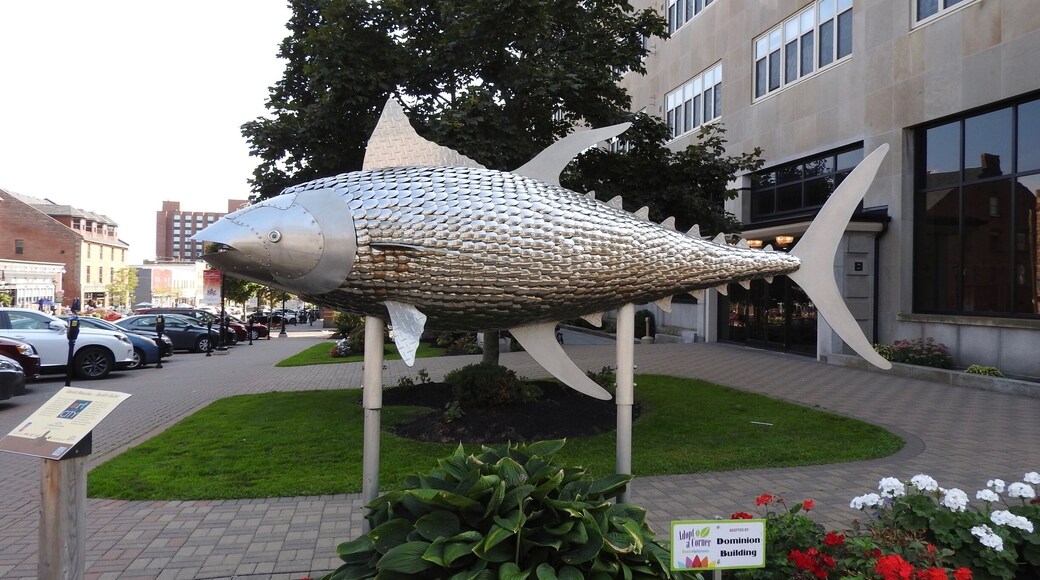 "Bluefin Bullet" is a life-sized sculpture of a Bluefin tuna covered in a skin of scales made from stainless steel spoons.
#OnTheRoad