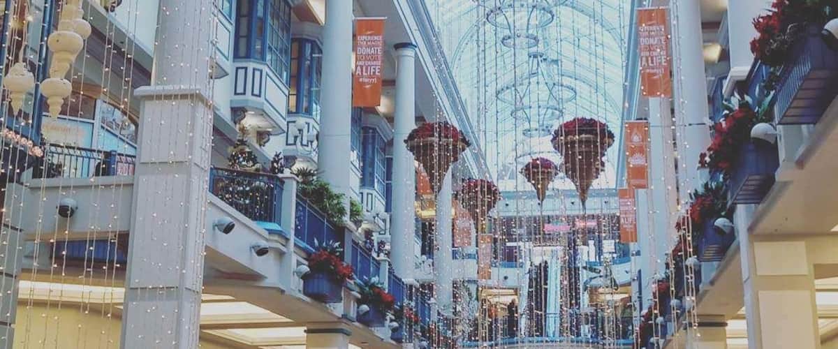 Nice place to shop. It was bigger than I thought it would be. There's about 4 floors of stores and a fitness center (goodlife). Restaurants are on the top floor and holds a lot of known brands. The mall was completely decked out with lights from head to toe. It was stunning!