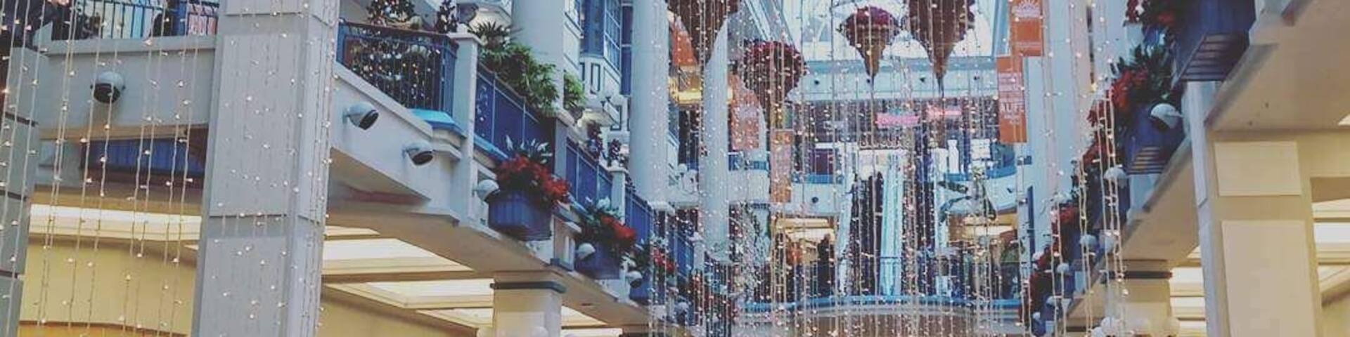 Nice place to shop. It was bigger than I thought it would be. There's about 4 floors of stores and a fitness center (goodlife). Restaurants are on the top floor and holds a lot of known brands. The mall was completely decked out with lights from head to toe. It was stunning!