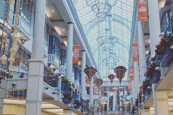 Nice place to shop. It was bigger than I thought it would be. There's about 4 floors of stores and a fitness center (goodlife). Restaurants are on the top floor and holds a lot of known brands. The mall was completely decked out with lights from head to toe. It was stunning!