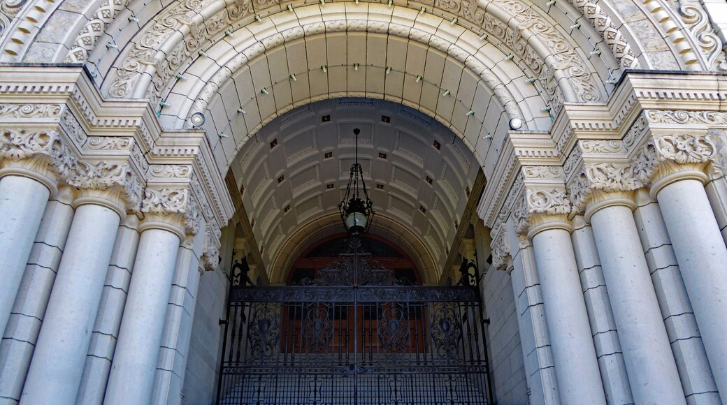 The impressive Grand Entrance to the Parliament Building in Victoria, BC.