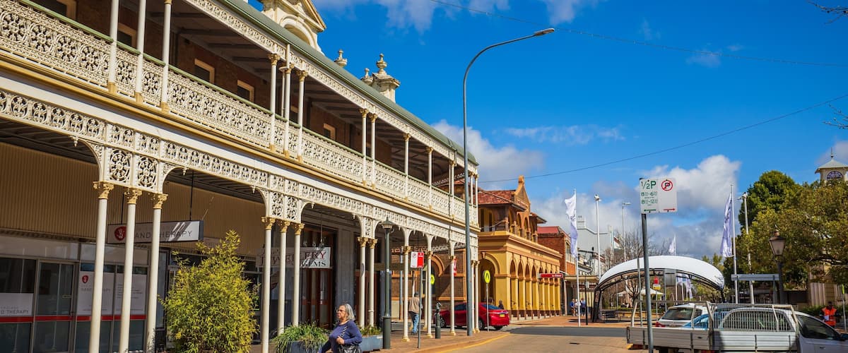 Armidale featuring a small town or village and street scenes