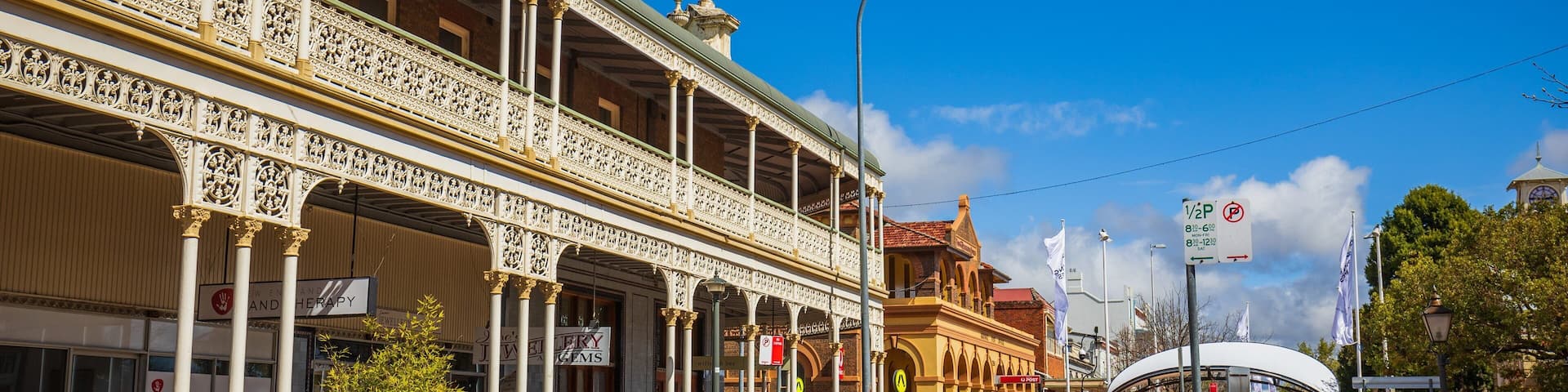 Armidale featuring a small town or village and street scenes
