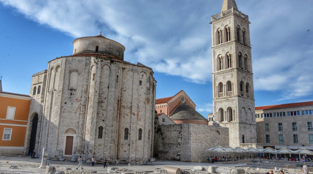 Cerkev Sv. Donata, verjetno največkrat fotografirana stavba v Zadru. Hja, fotogenična je ... :)
#Zadar #Croatia #Dalmatia #Balkan #RoadTrip #Church #Jadran #Sea