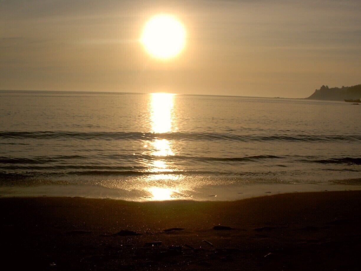 Atardecer en la pequeña playa.