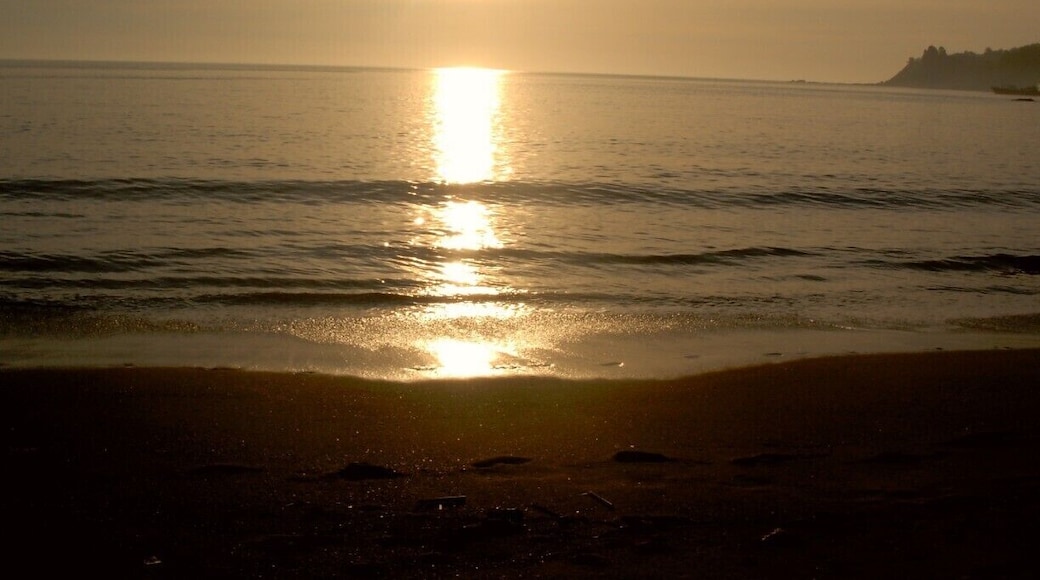 Atardecer en la pequeña playa.