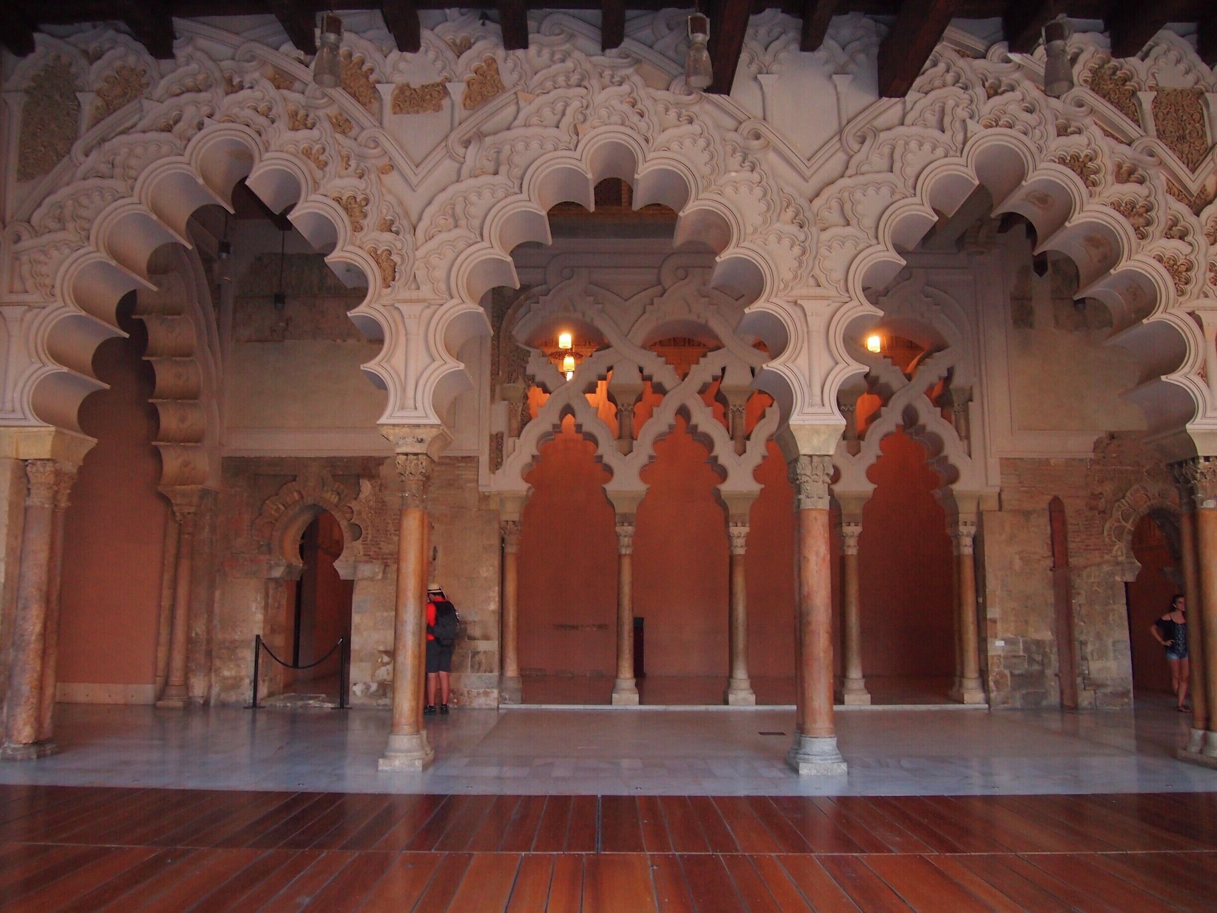 DAY 0 - ZARAGOZA 
#caminodesantiago  

The astonishingly intricate designs of the archs inside the 11th century Moorish Palace of the Aljafería.