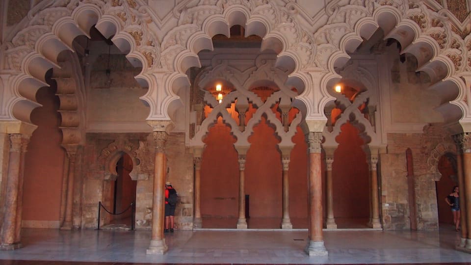 DAY 0 - ZARAGOZA
#caminodesantiago
The astonishingly intricate designs of the archs inside the 11th century Moorish Palace of the Aljafería.