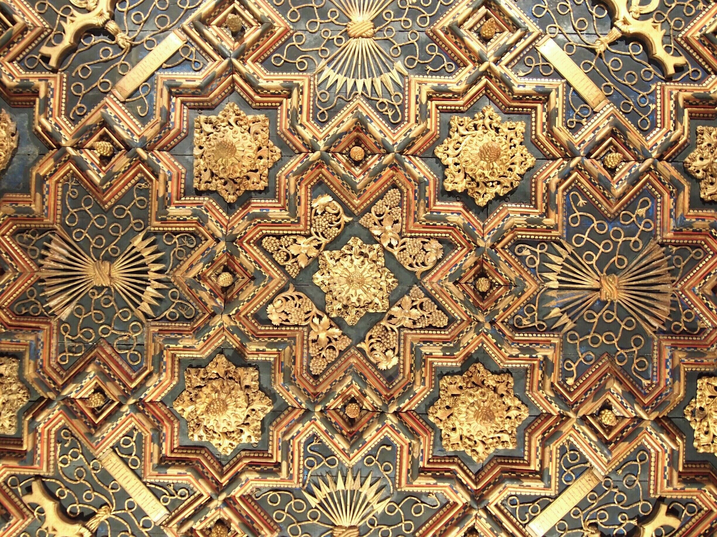 DAY 0 - ZARAGOZA
#caminodesantiago

After the Reconquista, the Palace of the Moorish Governors was taken over by the Christian king Alfonso I of Aragon. These elaborate gold-casted ceilings are a testimony to their wealth and glory.