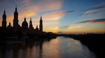 Zaragoza has some truly spectacular sunsets. The city is well worth a stop for a night or two if you're driving between Madrid and Barcelona.
#LifeAtExpedia #WeLoveOurMarkets #Zaragoza #Aragon #sunset #architecture #citybreak #Spain