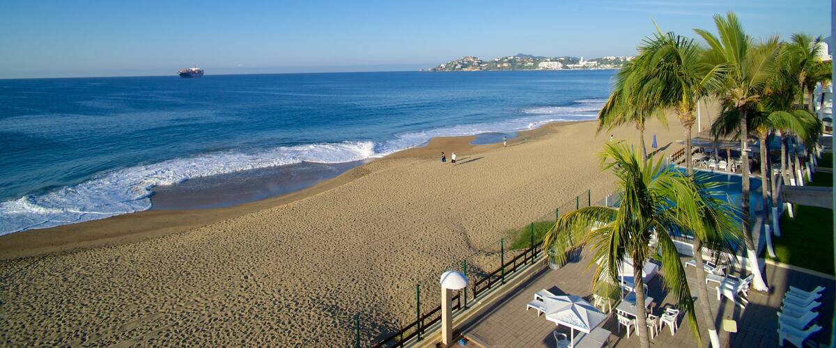 Manzanillo que incluye un hotel o resort de lujo, escenas tropicales y una playa