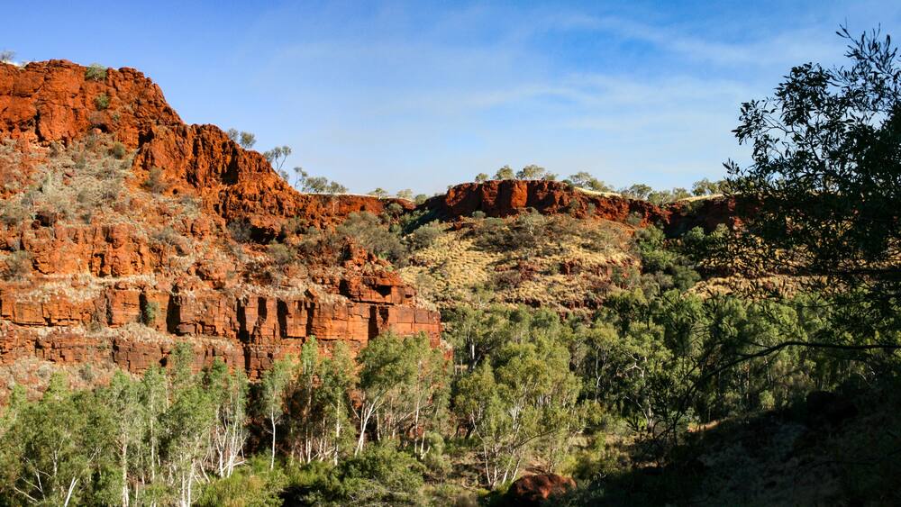 Hiking and swimming in Karijini National-Park, Western Australia with beautiful rock formations