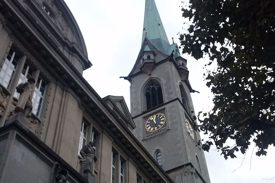 Un bâtiment historique doté d’une tour horloge et d’un dôme.