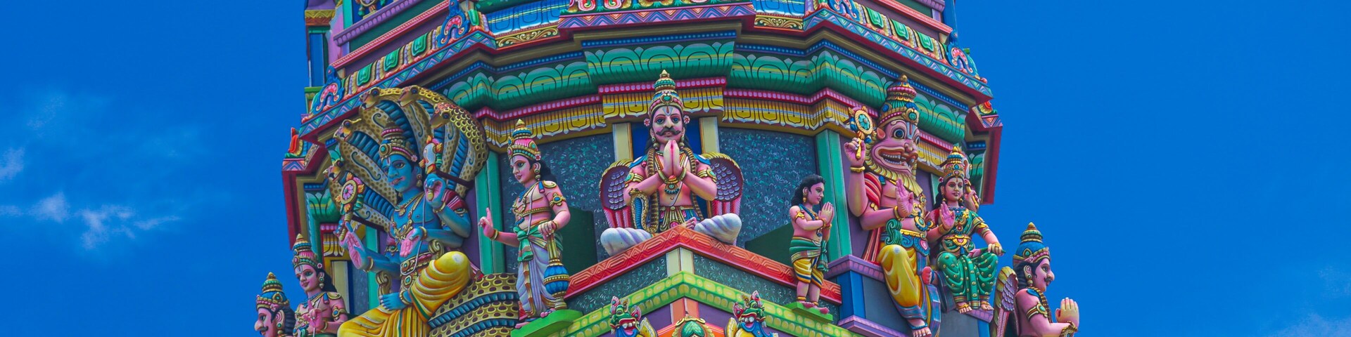 Un templo colorido con tallas intrincadas y estatuas.