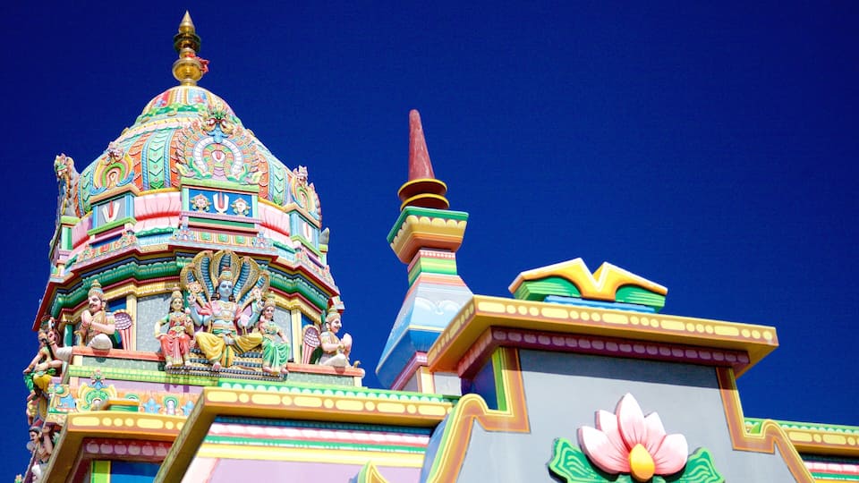 Un tempio colorato con elaborate sculture e statue.