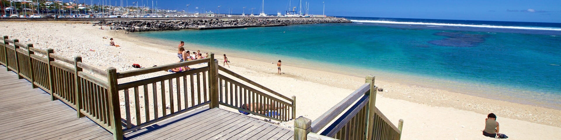 Saint-Pierre som inkluderar en strand