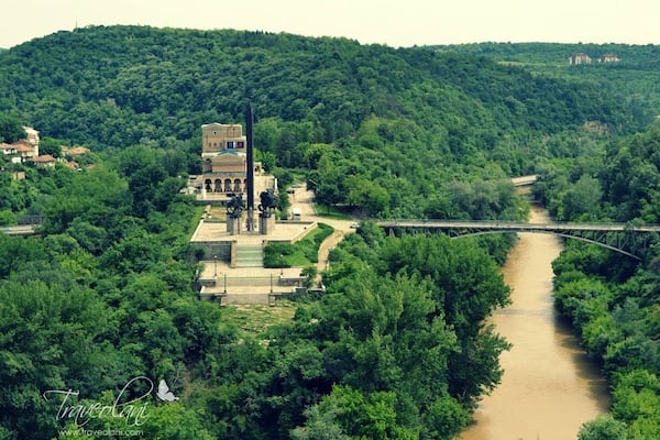 The old capital of Bulgaria - the town of Veliko Tarnovo. A view of the Art Gallery and the monument of Asenevtsi or also called The Horse riders.