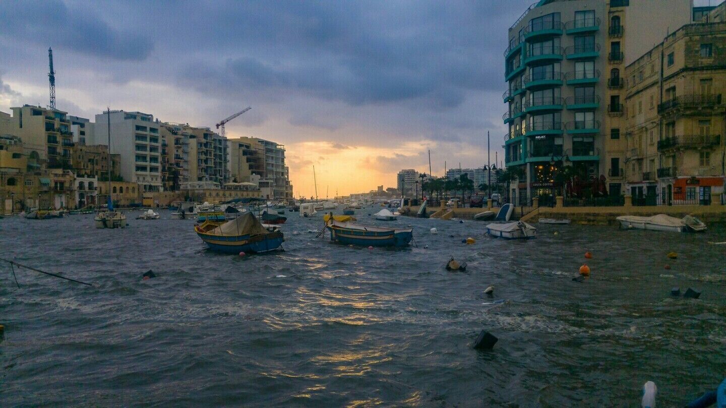 The only good thing about starting work early is sometimes you get some nice light. 