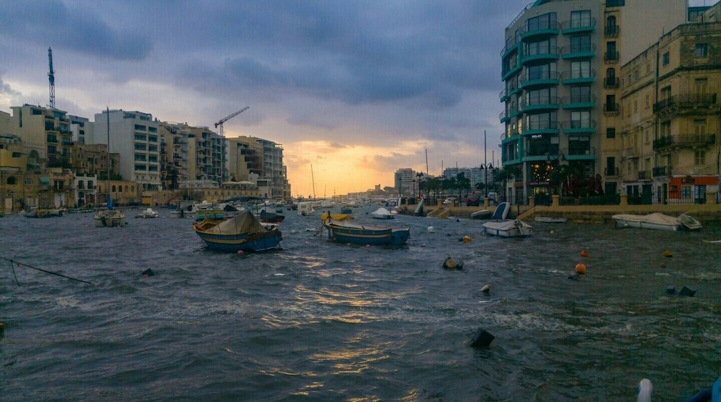 The only good thing about starting work early is sometimes you get some nice light.